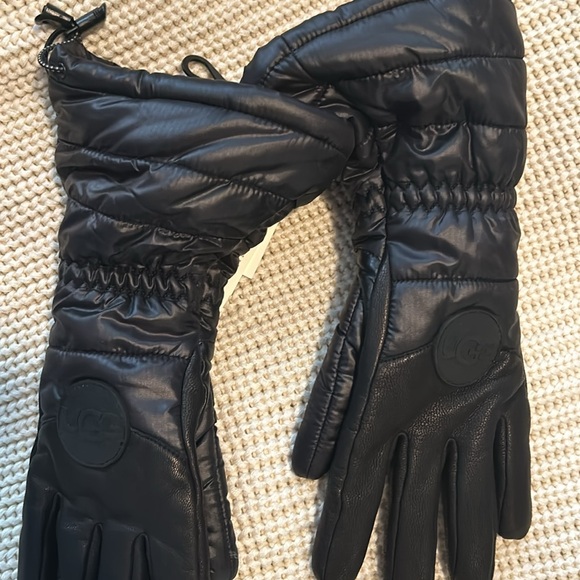 Gorgeous. NEVER WORN. UGG Women’s “Performance Gloves”. BLACK. Size L/XL - Picture 3 of 6